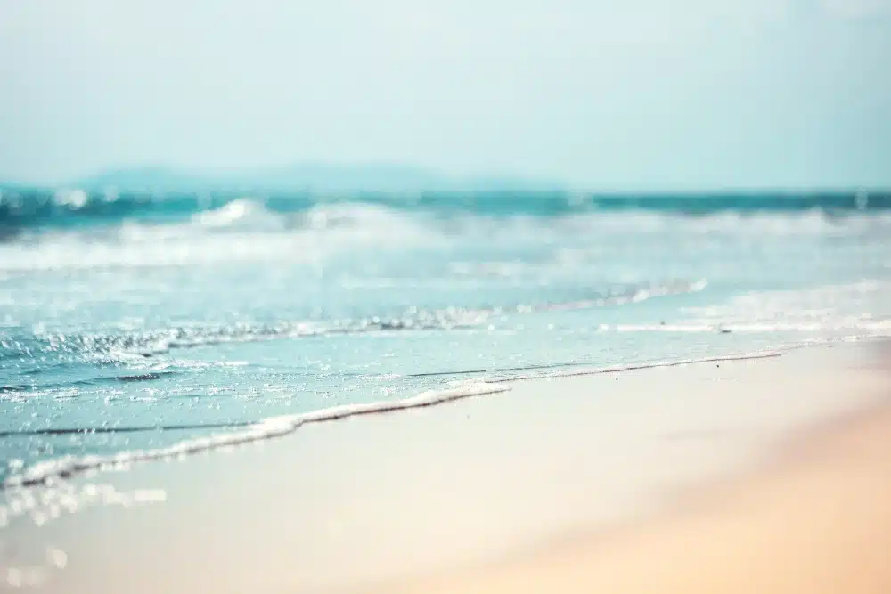 Plage ensoleillée avec vagues légères