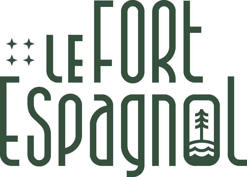 Logo Le Fort Espagnol avec étoiles et arbre.