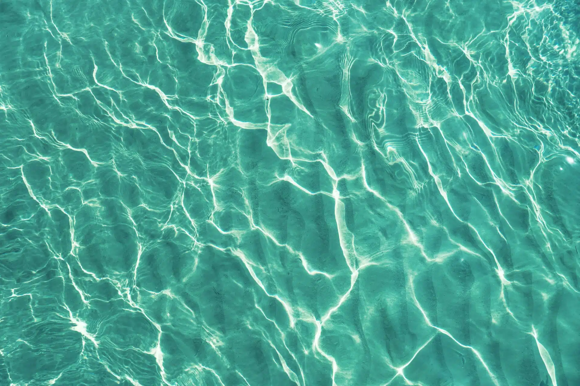 Reflets de lumière sur l'eau turquoise