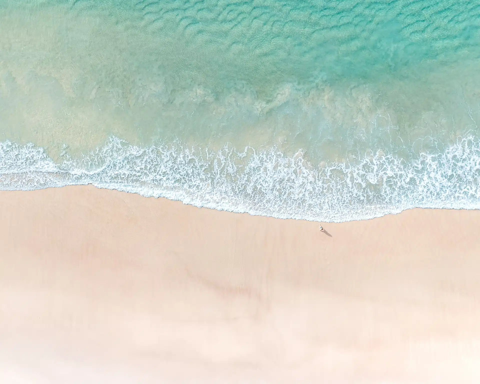 Vue aérienne plage sable et mer turquoise