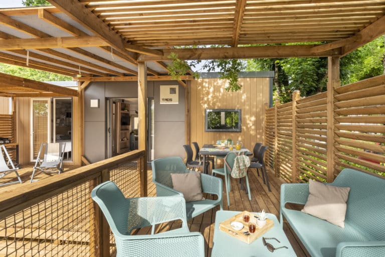 Terrasse en bois avec mobilier de jardin moderne.