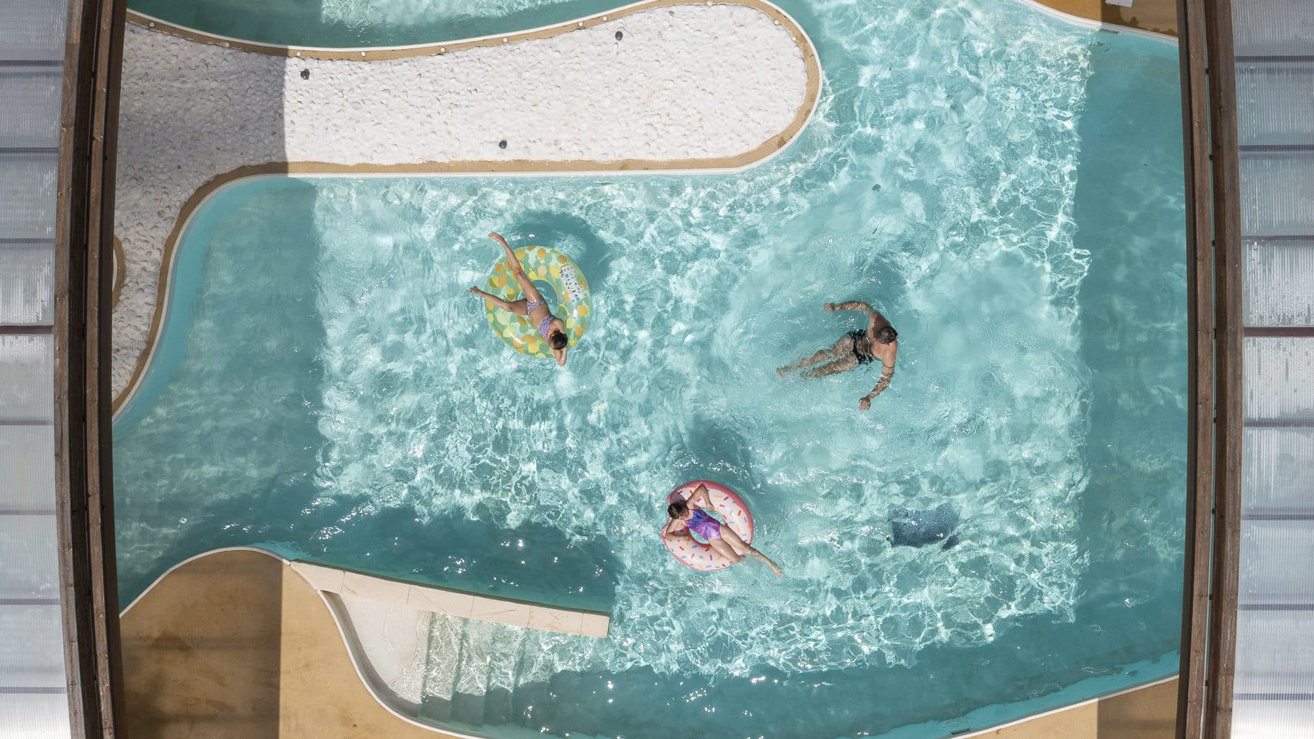 Piscine intérieur vu depuis le ciel dans un camping de Bretagne
