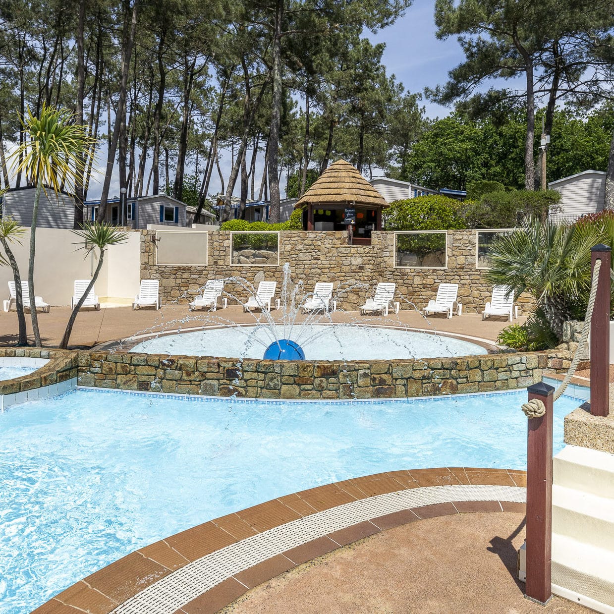 Pataugeoire pour enfants dans l'espace aquatique d'un camping Romanée en Bretagne