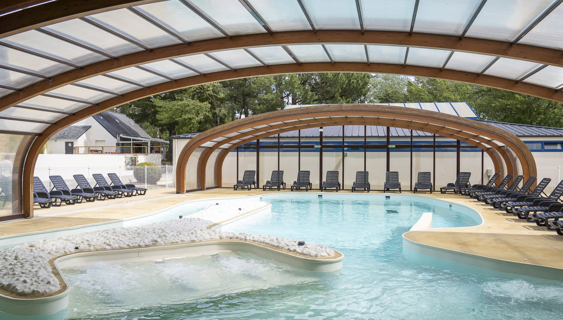 Piscine couverte avec transats autour