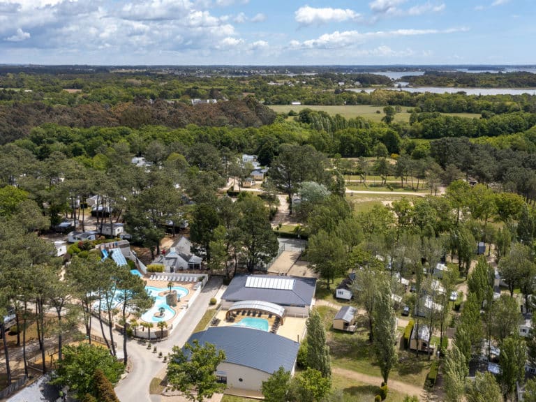 Vue aérienne de camping avec piscine et verdure