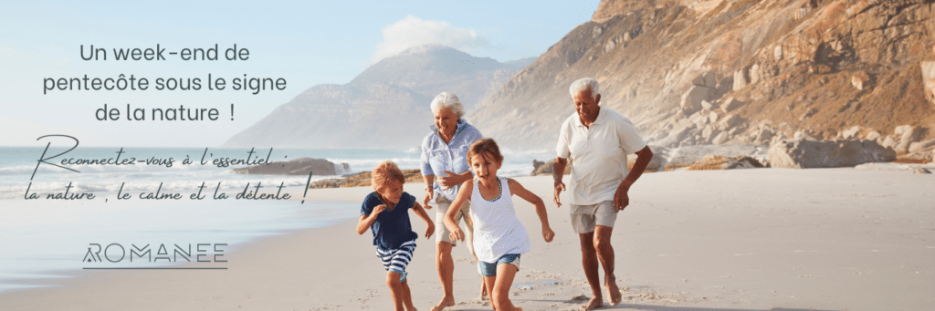 Famille marche sur la plage sous le soleil.