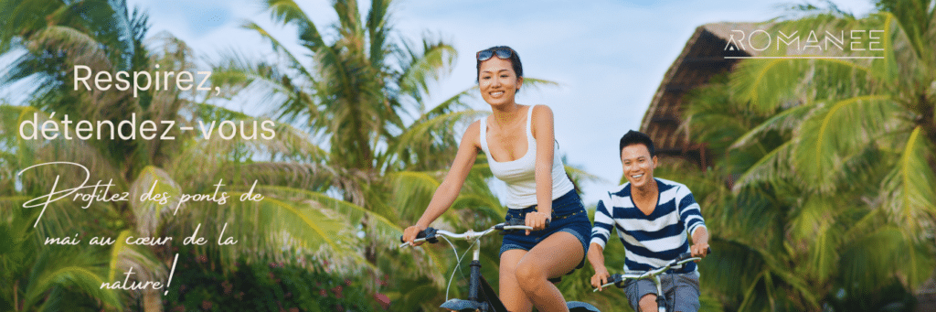 Couple faisant du vélo dans la nature tropicale.