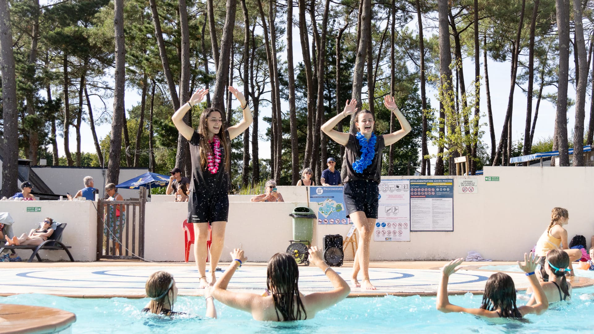 Animation au bord de la piscine, activités aquatiques.