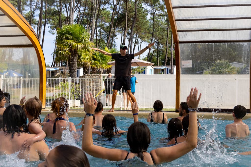Animation dans l'espace aquatique du camping Le Fort Espagnol en Bretagne