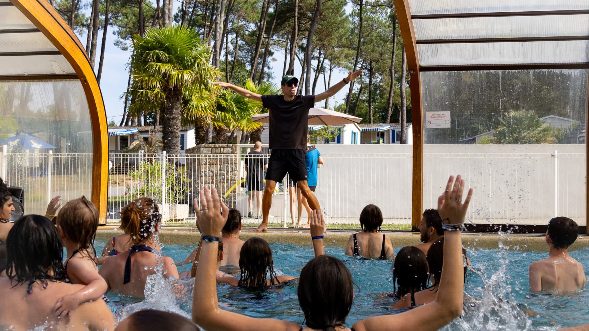 Cours d'aquagym animé en piscine couverte.