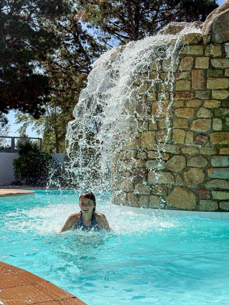 Personne sous la cascade de piscine