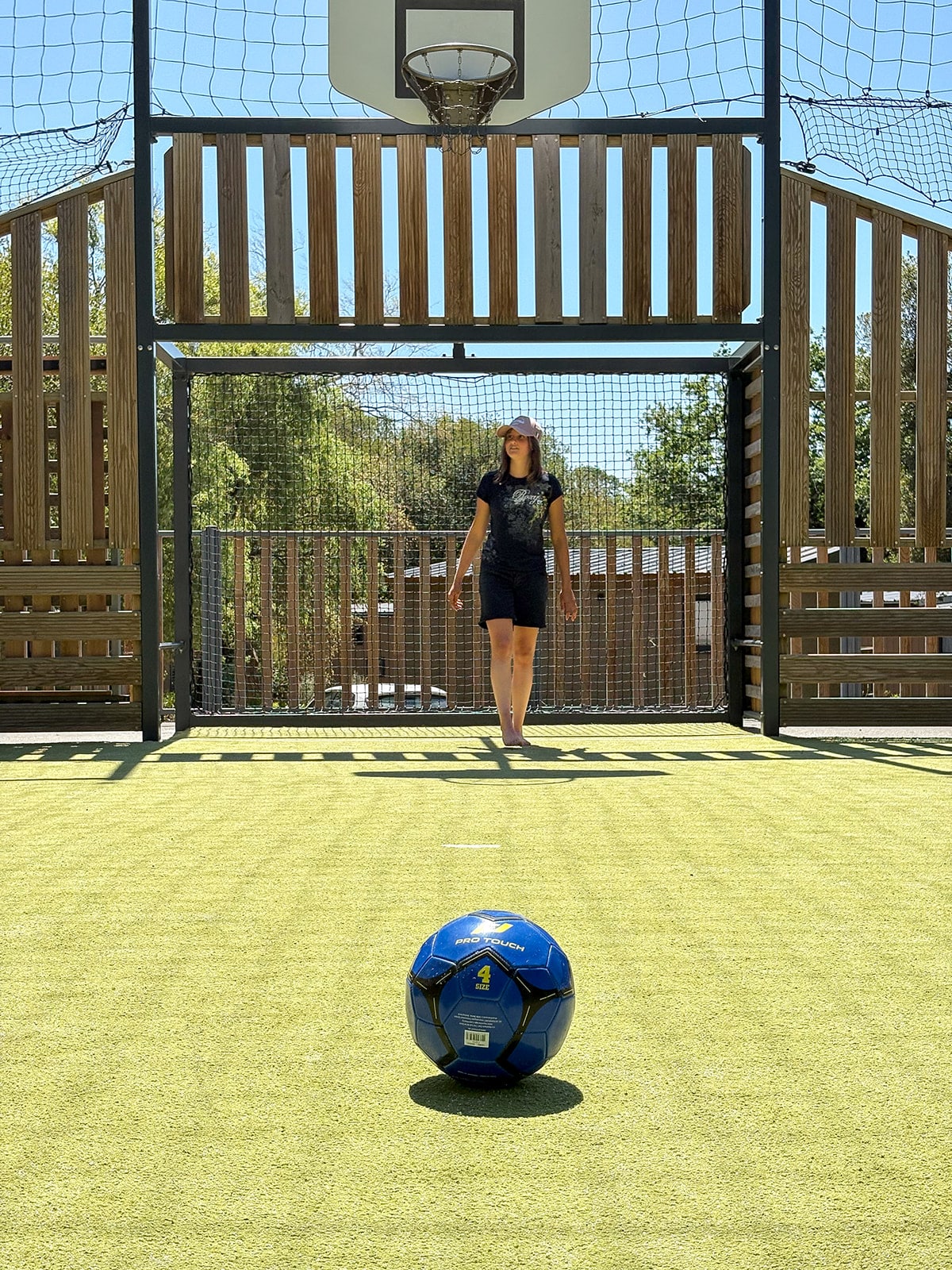 Terrain de sport avec un ballon de foot et un gardien dans un camping du Golf du Morbihan