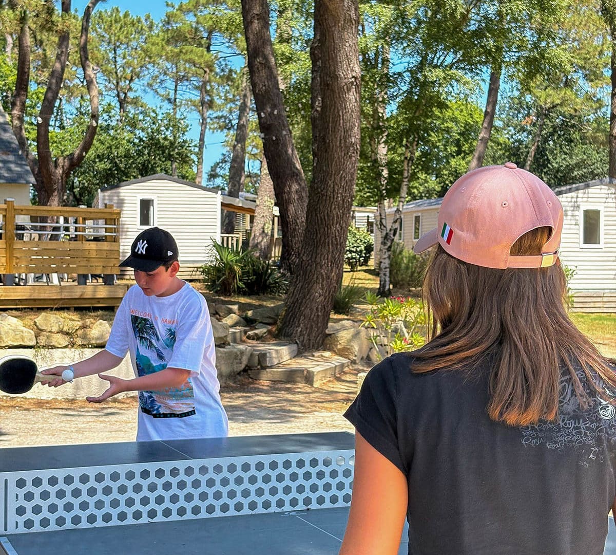 Enfants qui joue au tennis de table au Fort Espagnol en Bretagne
