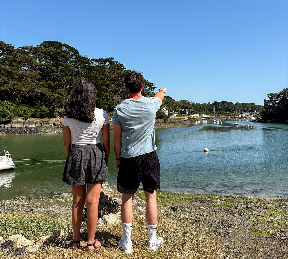Deux personnes qui contemplent l'eau dans le Golf du Morbihan