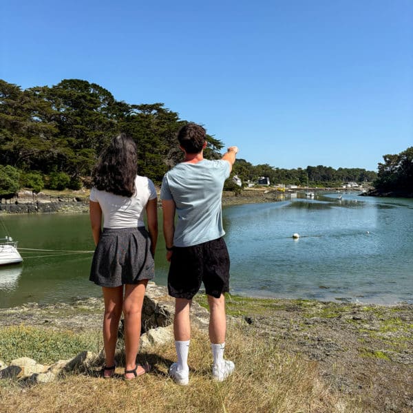 Deux personnes qui contemplent l'eau dans le Golf du Morbihan