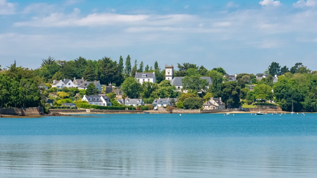 Village côtier tranquille avec église et arbres verdoyants